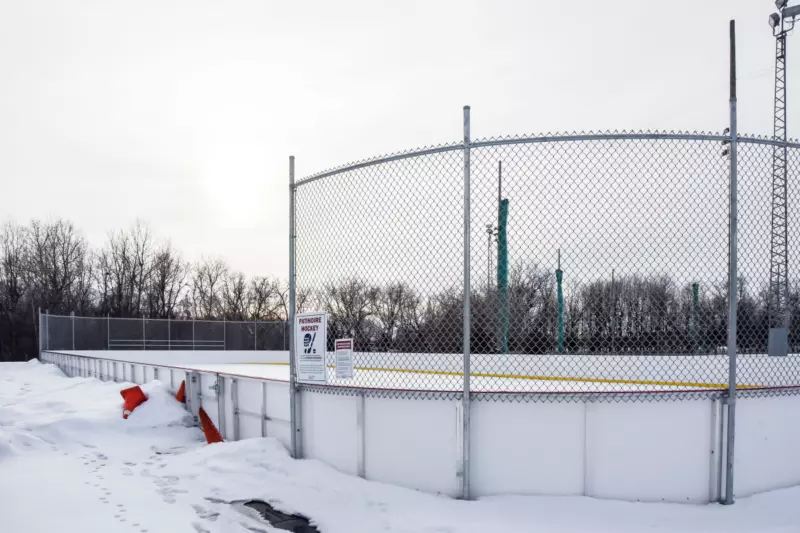 Une surface de dek hockey sera prochainement offerte aux résidents de la municipalité de Saint-Hugues. Elle sera aménagée à même la patinoire actuelle. Photo François Larivière | Le Courrier ©