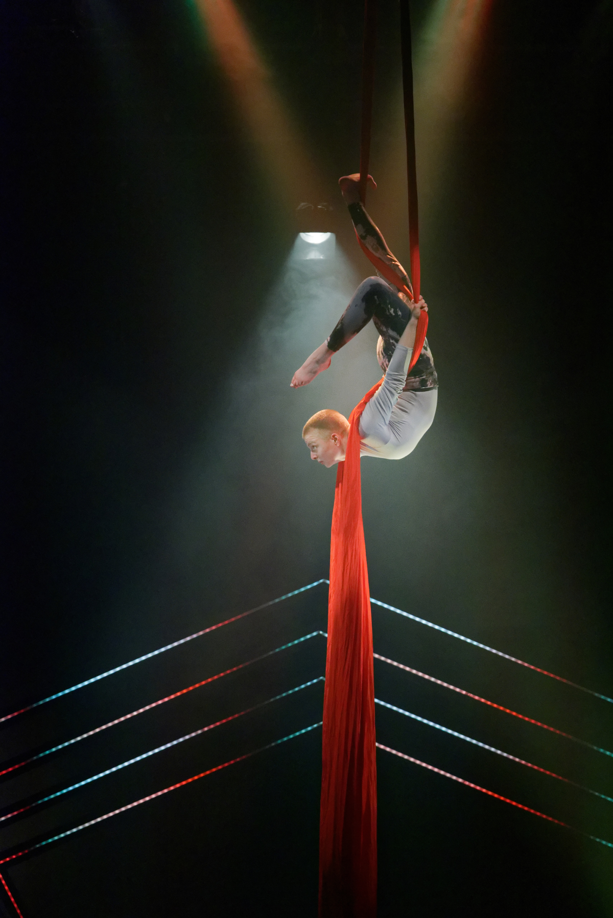 La Maskoutaine Arianne Rousseau a présenté un numéro de tissus aériens qui lui a valu le premier prix à la finale locale de Cégeps en spectacle du Cégep de Saint-Hyacinthe. Photo gracieuseté