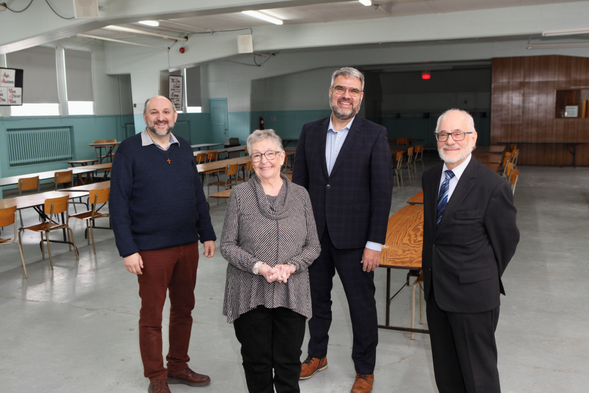 Le curé Serge Pelletier, la présidente de la fabrique de la paroisse Notre-Dame-du-Rosaire, Cécile Baillargeon, le président de la Fondation du bénévolat maskoutain, Stéphane Gagnon, et le président du Centre de bénévolat, Germain Benoit. Photo Robert Gosselin | Le Courrier ©
