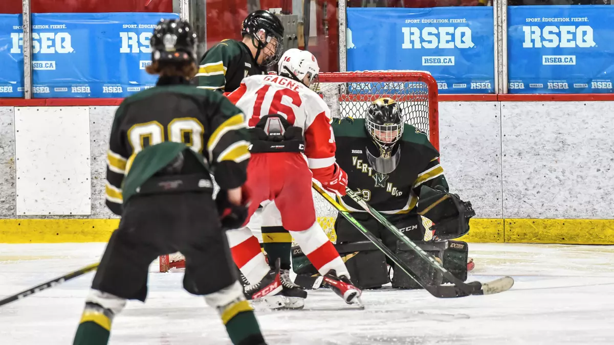 Un total de 18 équipes, dont le Vert et Noir de l’école secondaire Fadette, ont participé au Défi de hockey scolaire M18 D2 du RSEQ qui s’est tenu à Saint-Hyacinthe du 10 au 13 mars. Photo François Larivière | Le Courrier ©