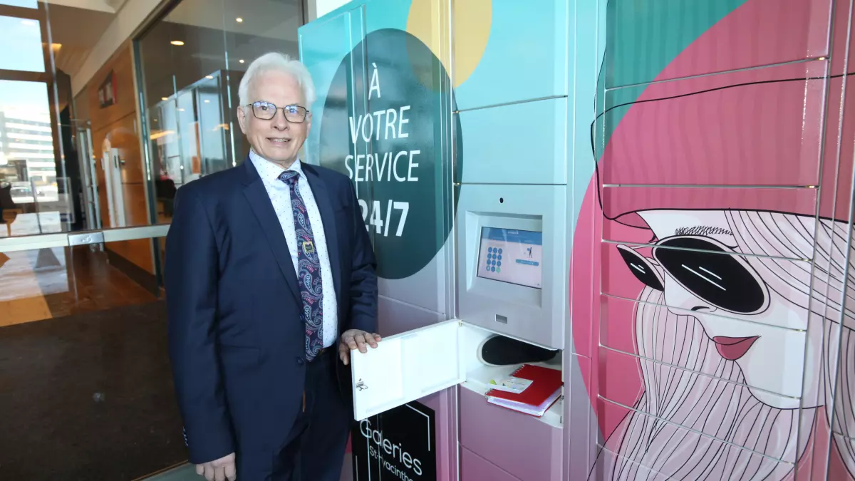 Le directeur général des Galeries St-Hyacinthe, André Brochu, inaugurant le nouveau service de casiers intelligents offert aux clients. Photo Robert Gosselin | Le Courrier ©