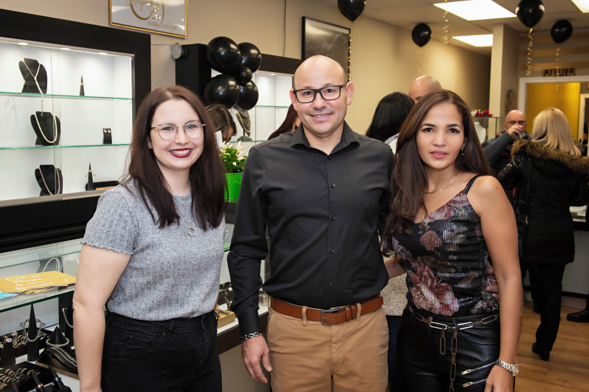 Noeimy Dulude, conseillère au développement entrepreneurial et au mentorat de Saint-Hyacinthe Technopole, en compagnie des propriétaires de Raymond Design Joaillerie : Ramon Rubio et Margarita Ramirez. Photo Patrick Roger