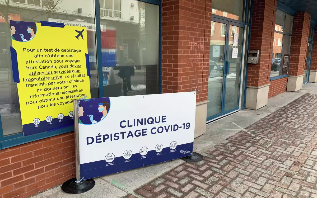 À peine quelques dizaines de personnes, qui font partie des clientèles ciblées pour recevoir un test PCR, se présentent chaque jour au centre de dépistage contre la COVID-19 de Saint-Hyacinthe. Photo | Le Courrier ©