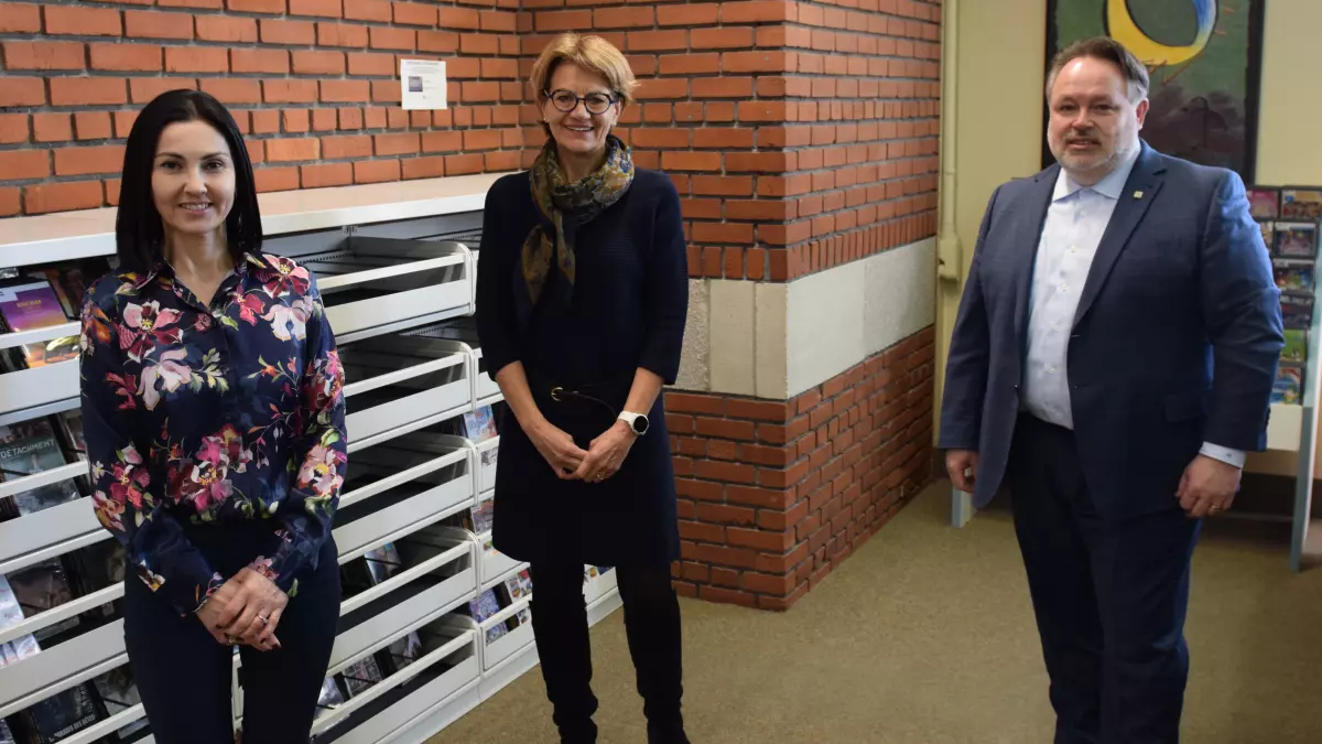 Sur la photo, on aperçoit la députée provinciale de Saint-Hyacinthe, Chantal Soucy, la présidente de la Médiathèque maskoutaine, Caroline Robert, et le maire de Saint-Hyacinthe, André Beauregard. Photo gracieuseté