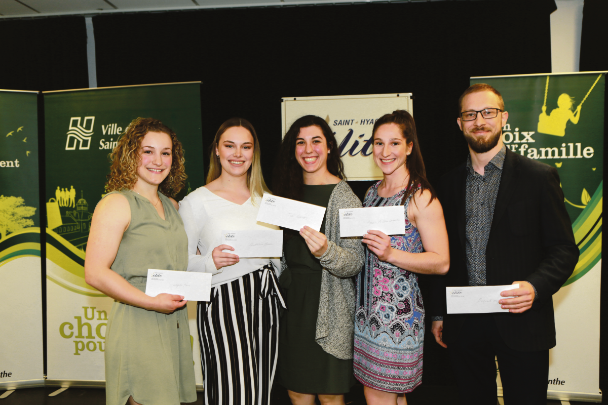 Lors d’un gala, les haltérophiles Magalie Roux, Andréanne Messier, Tali Darsigny et Caroline Lamarche-McClure ont reçu leur bourse des mains de Dominic Lepage, attaché politique de la députée de
Saint-Hyacinthe. Une cinquantaine d’autres bourses ont été remises dans la soirée.
Photo gracieuseté