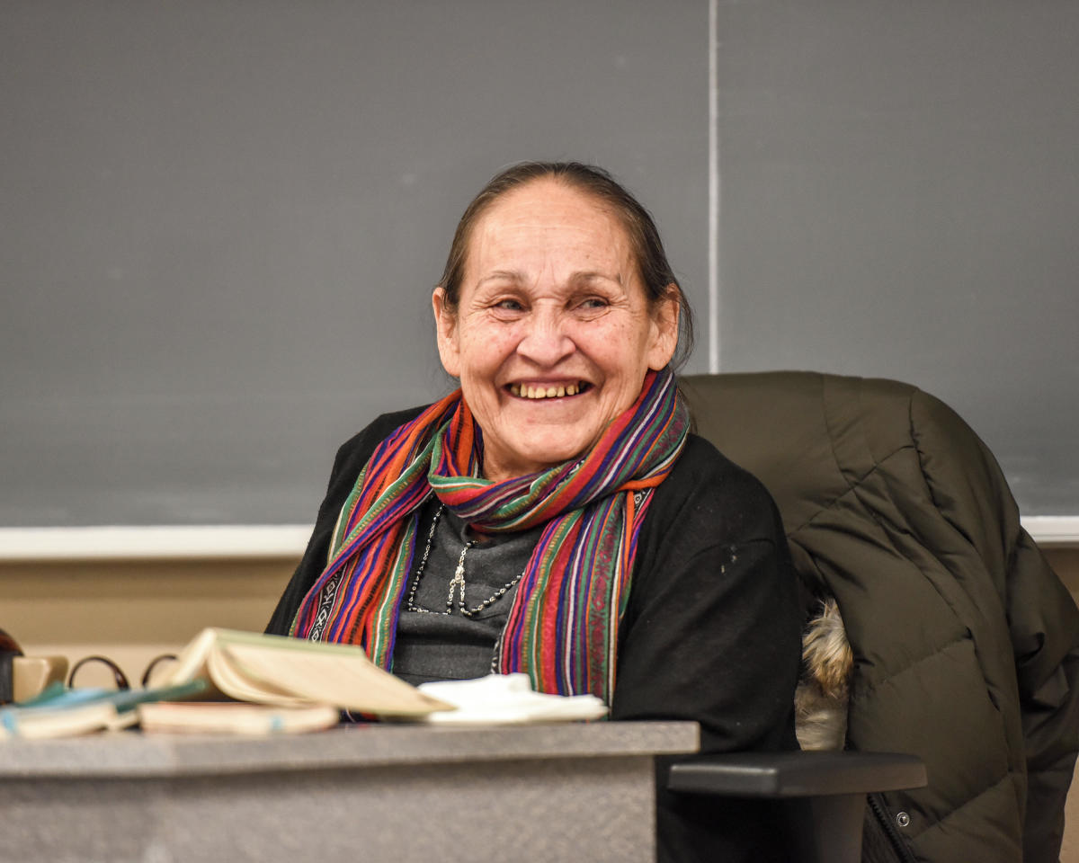 Le Cégep de Saint-Hyacinthe était particulièrement fier de pouvoir compter sur la présence de l’autrice Joséphine Bacon pour sa Semaine des arts. On la voit ici tout sourire en parlant aux étudiants. Photo François Larivière | Le Courrier ©