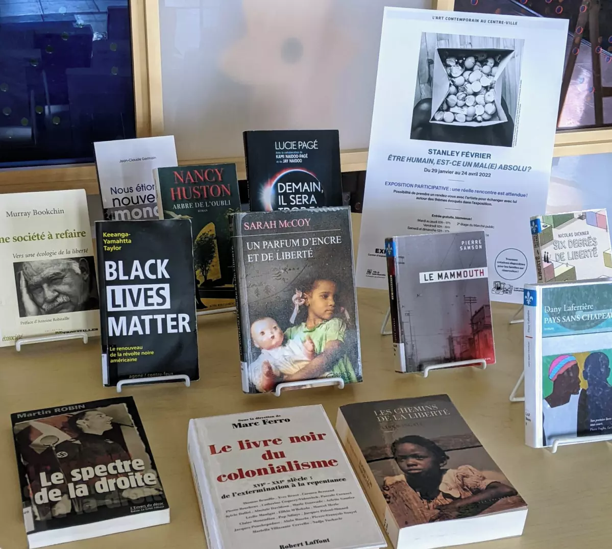 Une sélection de livres en lien avec l’exposition de Stanley Février, présentée à Expression, est proposée dans les bibliothèques de la Médiathèque maskoutaine. Photo gracieuseté