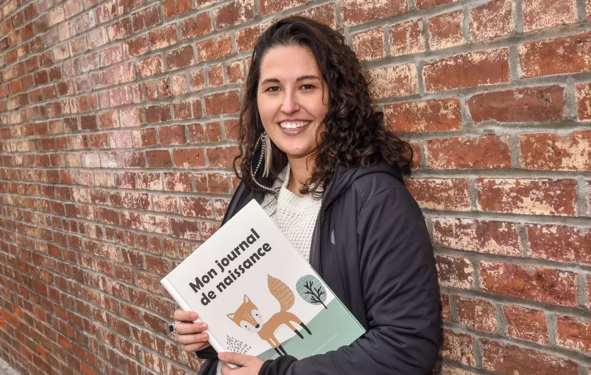 Déçue de toujours voir les mentions hétéronormatives « papa » et « maman » dans les livres de naissance, Stéphanie Cadieux a décidé d’en créer un qui puisse correspondre autant aux familles hétéroparentales qu’homoparentales. Photo François Larivière | Le Courrier ©