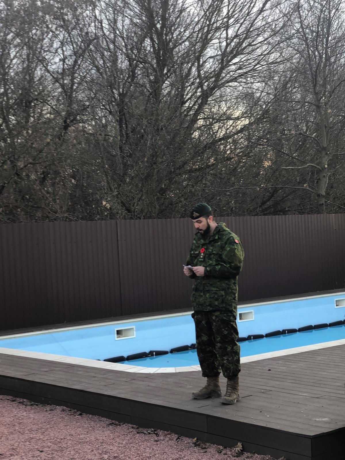 Le capitaine Billy Bouchard pendant une cérémonie dans le cadre du jour du Souvenir le 11 novembre 2021, en Ukraine. Photo gracieuseté