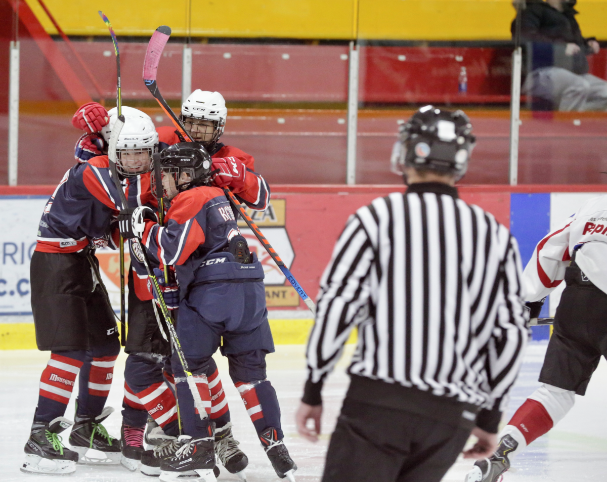 À défaut d’avoir des séries éliminatoires, les hockeyeurs des catégories M15 et M18 simple lettre pourront participer au tournoi des Mousquetaires qu’organisera l’Association de hockey mineur de Saint-Hyacinthe au début avril. Photo Robert Gosselin | Le Courrier ©