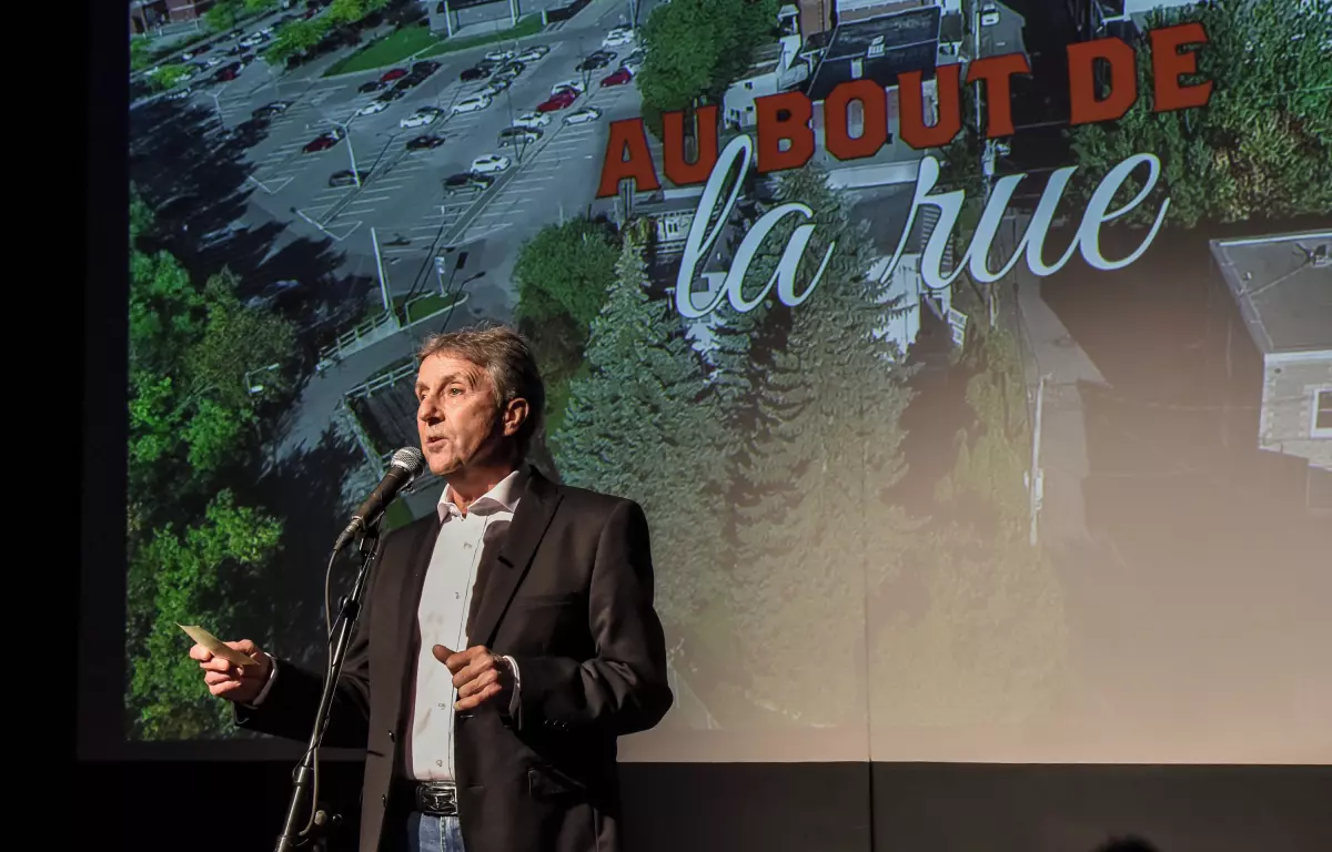 Le réalisateur maskoutain Régent Bourque a dévoilé le documentaire Au bout de la rue, dans lequel il met la lumière sur un personnage mythique, quoique méconnu, de Saint-Hyacinthe, la professeure de piano Madeleine Arel, qui avait dû déménager avec son imposant instrument dans la foulée des évictions de l’avenue Saint-François. Photo François Larivière | Le Courrier ©