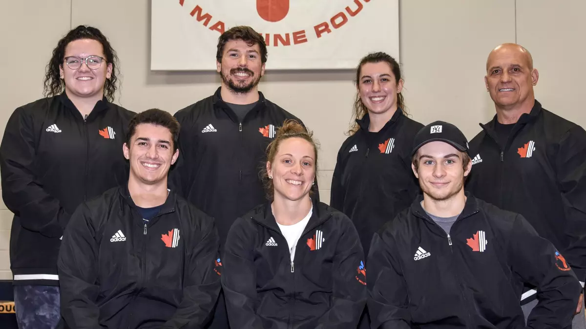 Six athlètes du club La Machine Rouge se sont qualifiés pour représenter le Canada aux Jeux du Commonwealth. Sur la photo, on retrouve à l’avant Shad Darsigny, Rachel Leblanc-Bazinet et Youri Simard, puis à l’arrière Emma Friesen, Pierre-Alexandre Bessette, Tali Darsigny et l’entraîneur Yvan Darsigny. Photo François Larivière | Le Courrier ©