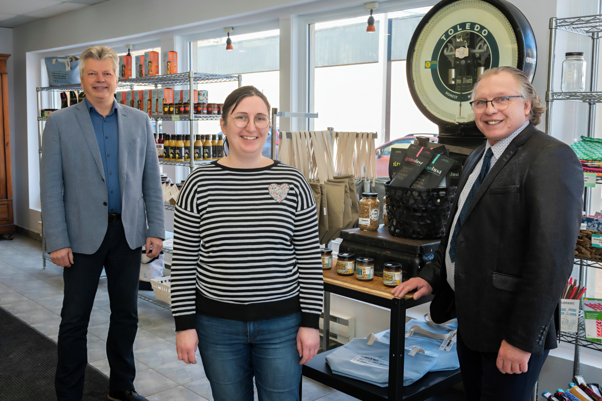 Sylvain Gervais, directeur du développement commercial de Saint-Hyacinthe Technopole, en compagnie de Kizis Plamondon, propriétaire de la boutique Ûzage, et de Jeannot Caron, conseiller municipal. Photo Patrick Roger