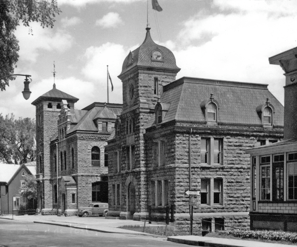 Les anciens édifices fédéraux : le bureau de poste construit en 1890 et le bureau des douanes bâti en 1903. Ces deux services furent déménagés dans le bureau de poste actuel construit en 1962. Photo prise en 1940. Photo Collection Centre d’histoire de Saint-Hyacinthe, Fonds Studio Lumière, CH393-022