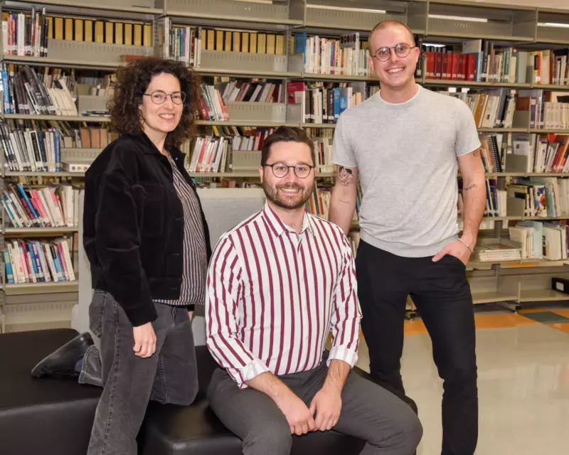 Sur la photo, les cofondateurs de Jeunes d’aujourd’hui, Michèle Lemelin et Alexis Tremblay, entourent Léo Bureau-Blouin qui a de nouveau accepté d’être porte-parole du concours d’art oratoire. Photo François Larivière | Le Courrier ©