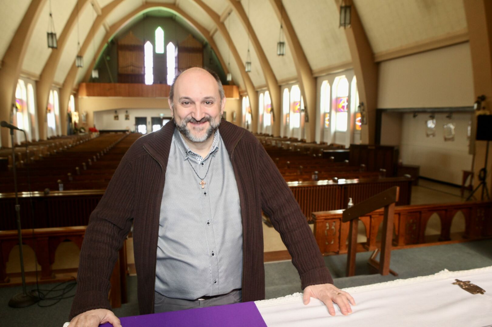 Le prêtre Serge Pelletier s’occupera de toutes les paroisses de Saint-Hyacinthe à partir de cet été. Photo Robert Gosselin | Le Courrier ©