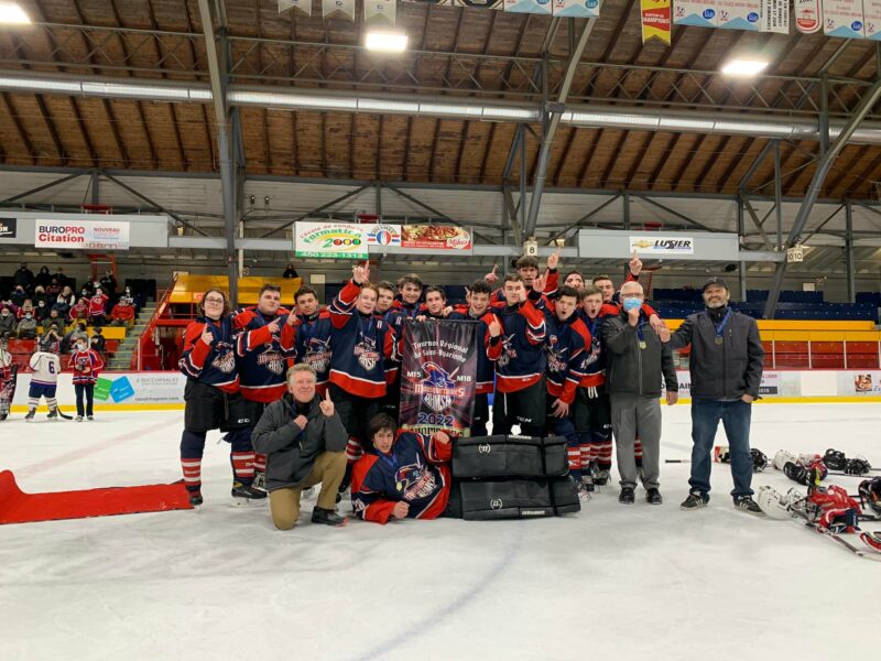 Les Mousquetaires 1 M18 B de Saint-Hyacinthe célèbrent leur victoire au tournoi régional M15-M18 de l’Association de hockey mineur de Saint-Hyacinthe. Photo gracieuseté AHMSH