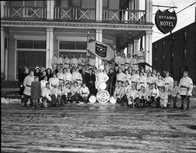 Le Club de raquetteurs L’Infatigable devant l’Hôtel Ottawa, 1953. Photo Collection du Centre d’histoire de Saint-Hyacinthe, CH116, Fonds Studio Lumière