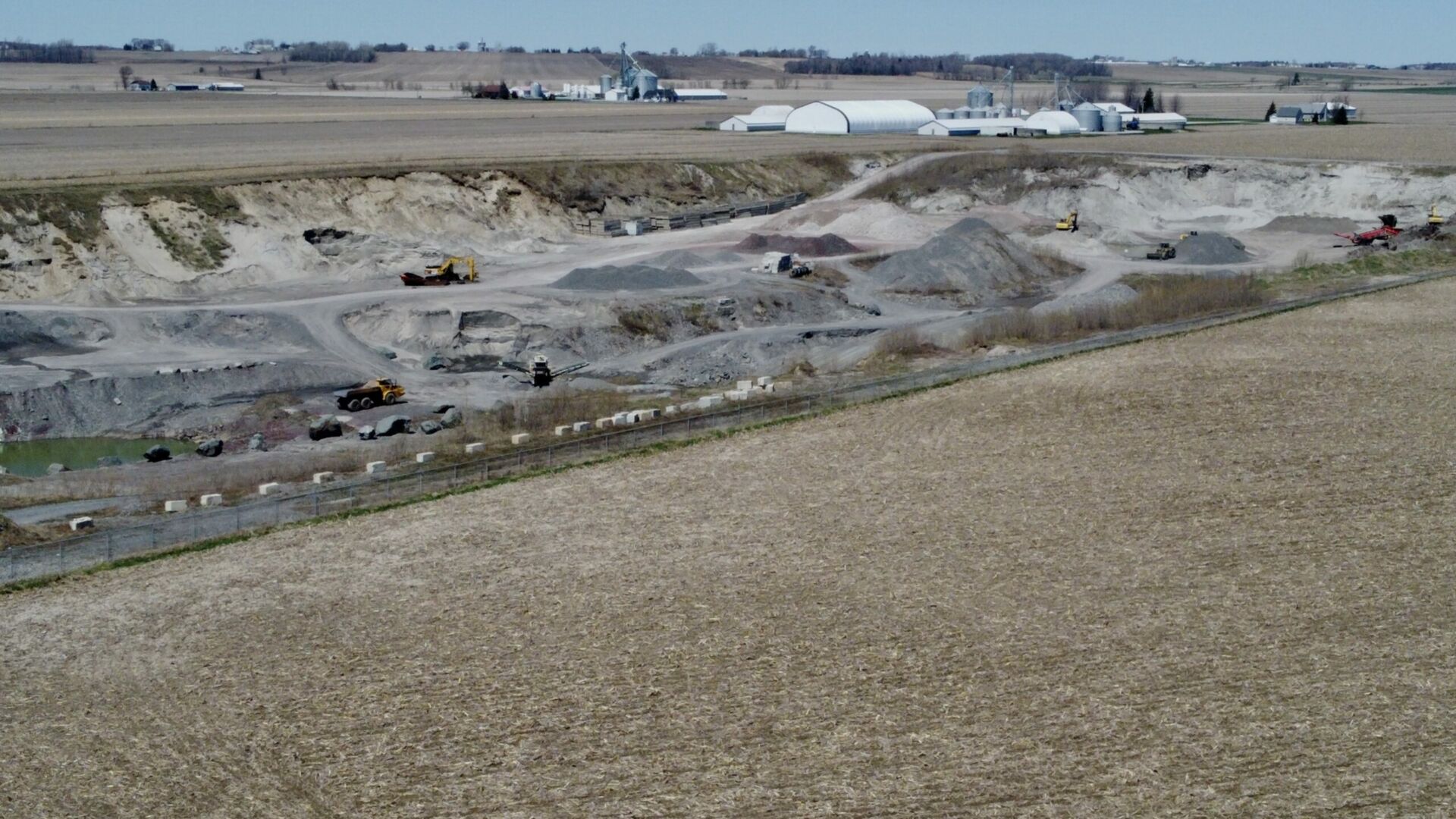 Le propriétaire des Carrières St-Valérien, Dany Larivière, souhaiterait d’ici 2023 changer l’entrée principale de place afin de limiter la circulation de camions vers le chemin de l’École. Photo François Larivière | Le Courrier ©