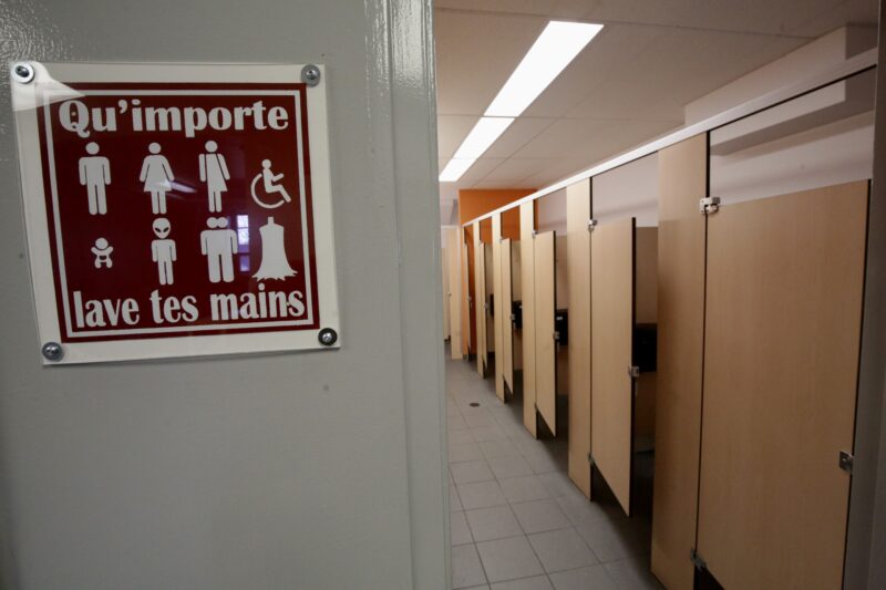 Les élèves de l’École secondaire Saint-Joseph ont droit à des toilettes mixtes accessibles pour tous depuis la fin mars. Photo Robert Gosselin | Le Courrier ©
