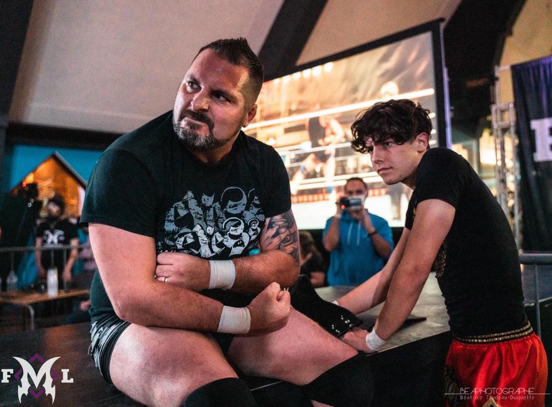 Les lutteurs Exess (Mathieu Degongre) et Exess Jr (Nathan Massicotte) vont participer à Lutte Académie, un ambitieux concours pancanadien qui pourrait leur ouvrir des portes aux États-Unis. Photo FML - Béaphotographe