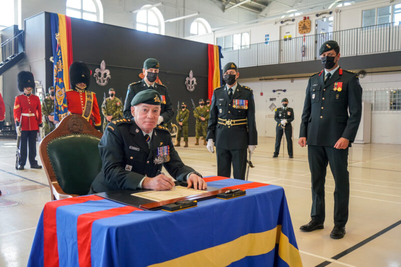 Le lieutenant-général et colonel du Royal 22e Régiment, Marc Caron, a signé le parchemin confirmant la passation de commandement.