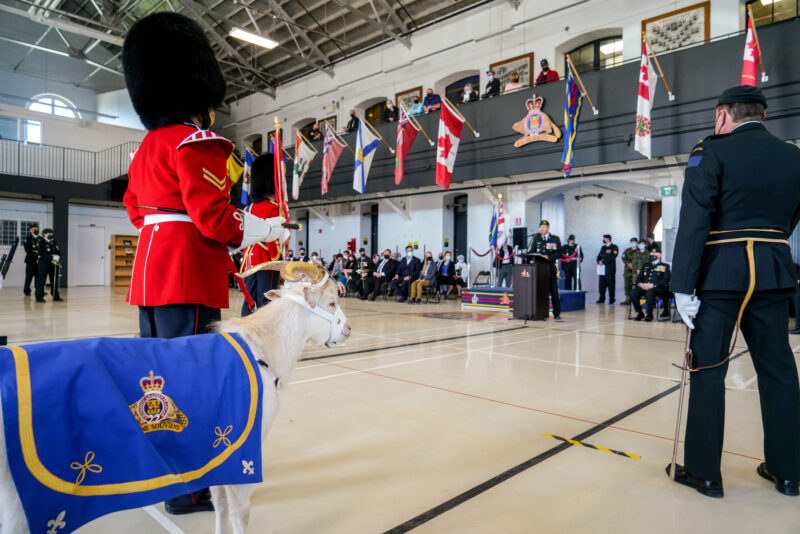 La mascotte du 6e Bataillon du Royal 22e Régiment, mieux connue sous le nom de Baptiste, était présente lors de la cérémonie.