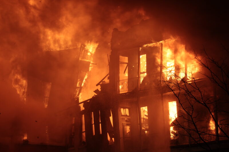 C’est impuissants que les 29 locataires de l’ancien Hôtel Ottawa ont regardé leur foyer périr dans les flammes. Photo Adam Bolestridge