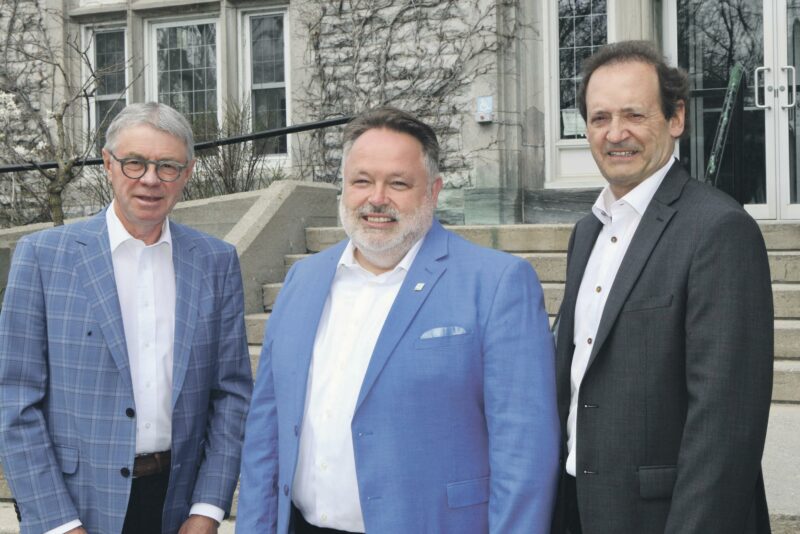 Le maire de Saint-Hyacinthe, André Beauregard, entouré des coprésidents d’honneur, Claude Corbeil (à gauche) et Yvon Pinsonneault (à droite).Photo Robert Gosselin | Le Courrier ©