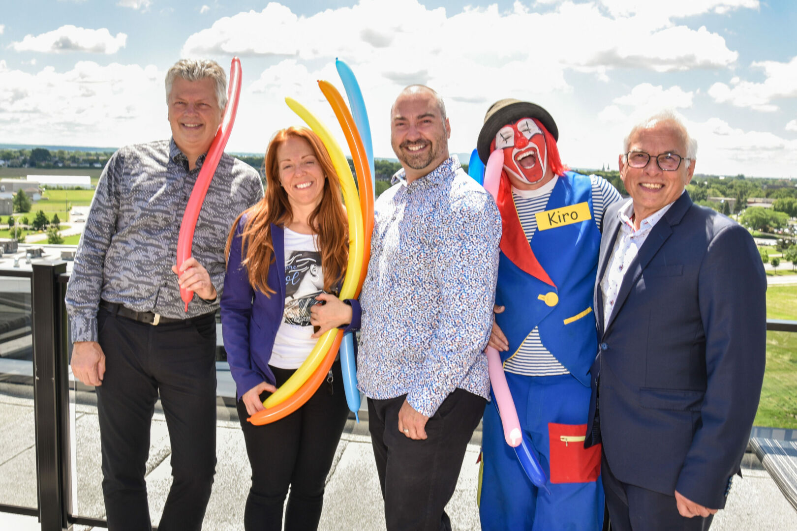 De gauche à droite, Sylvain Gervais, directeur du développement commercial de Saint-Hyacinthe Technopole, Véronik Bordeleau, directrice marketing et communications du Groupe Robin, André Marcotte, directeur général de la SDC centre-ville Saint-Hyacinthe, Kiro le clown ainsi qu’André Brochu, directeur général des Galeries St-Hyacinthe, étaient présents lors de l’annonce officielle de la vente trottoir. Photo François Larivière | Le Courrier ©