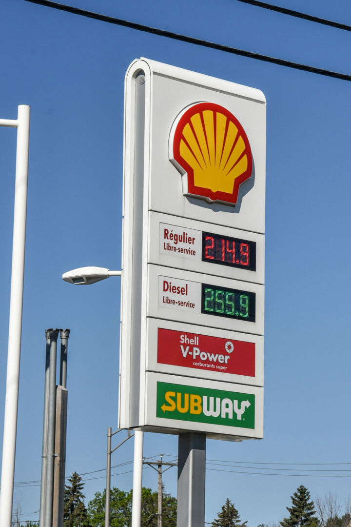 Le prix de l’essence se maintient au-delà du 2 $ le litre depuis la semaine du 9 mai. Photo François Larivière | Le Courrier ©