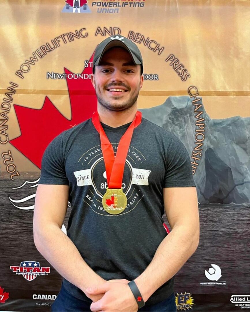 Hugo Bouthiette, du club STH Power Gym, a raflé la médaille d’or dans sa catégorie au championnat national de dynamophilie.Photo Facebook STH Power Gym