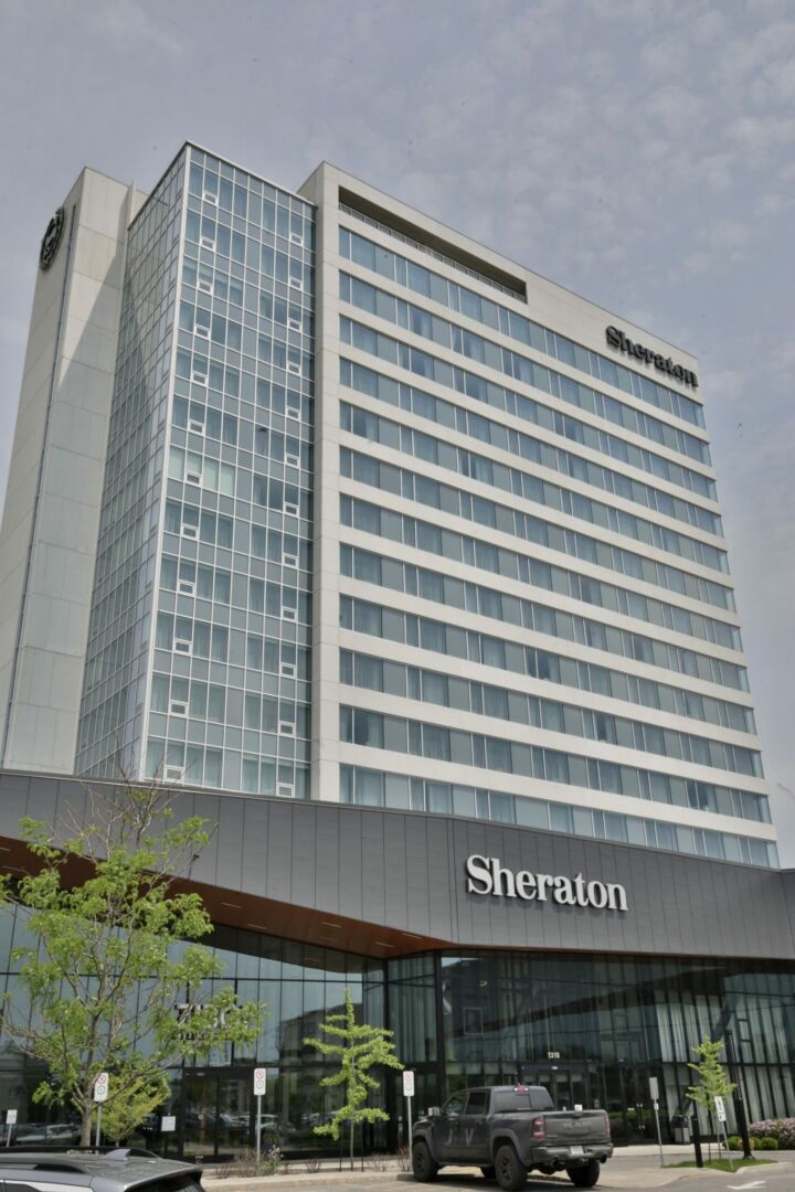 Les employés à la réception de l’hôtel Sheraton se sont syndiqués. Photo Robert Gosselin | Le Courrier ©