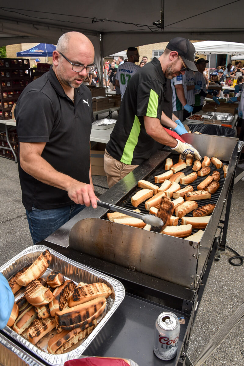 Plus de 2500 hot-dogs ont été servis. Photo François Larivière | Le Courrier ©