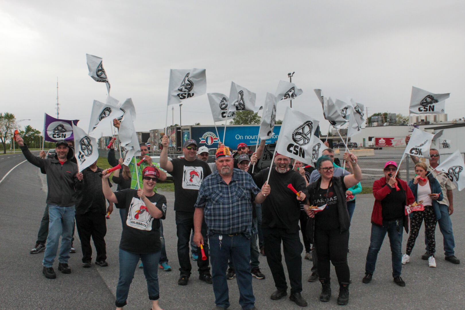 Des salariés de l’usine Olymel de Sainte-Rosalie ont manifesté devant la bâtisse afin de faire pression sur leur employeur. Photo Adam Bolestridge | Le Courrier ©