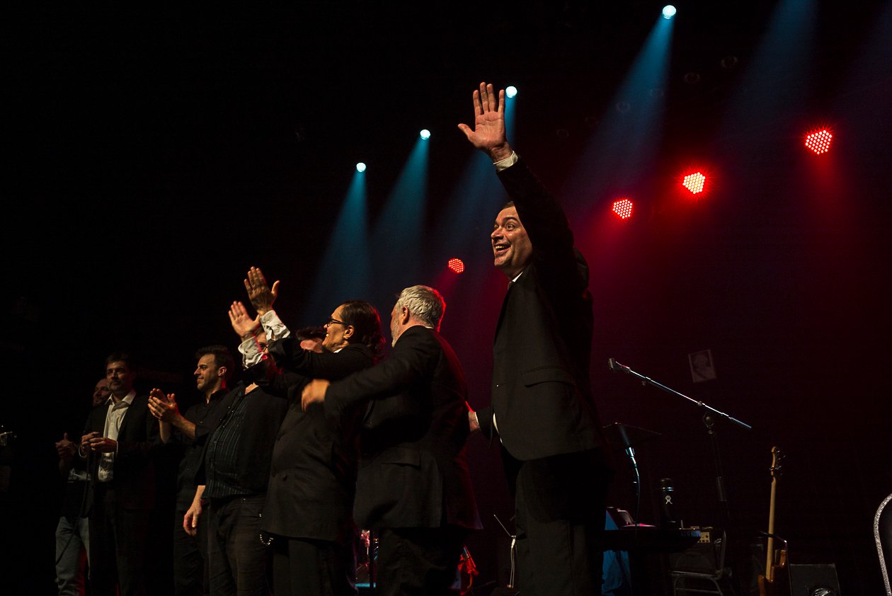 Le Maskoutain Christian Vanasse, à droite, saluant la foule à la suite de ce qui serait le dernier spectacle des Zapartistes. Photo Jean-François Nadeau