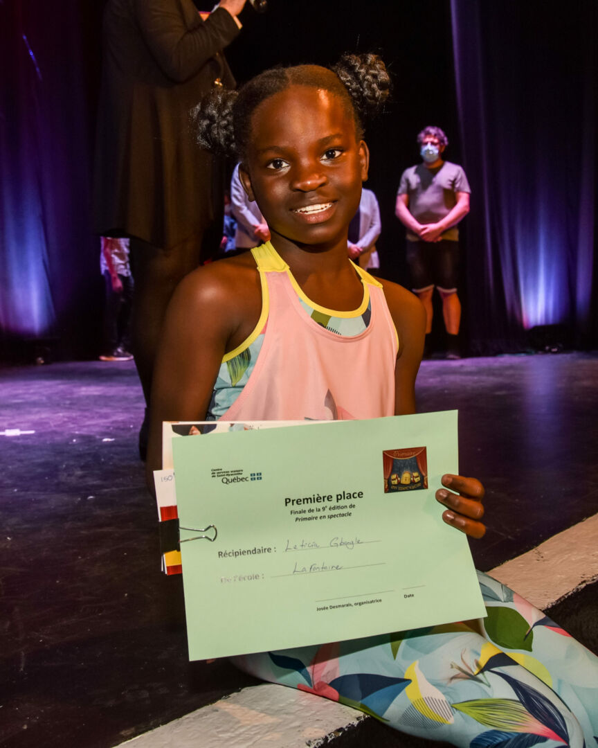 Leticia Gbangle avec le certificat de la première place de Primaire en spectacle. Photo François Larivière | Le Courrier ©