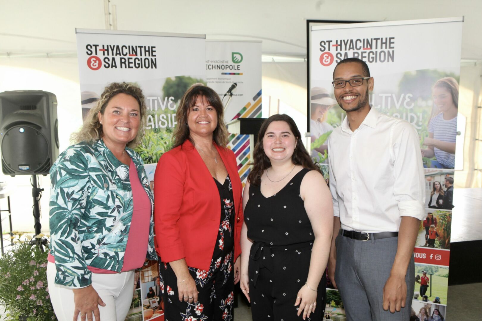 De gauche à droite, Marie-Josée Lefebvre, conseillère tourisme et congrès, Nancy Lambert, directrice au volet tourisme et congrès, Camille Gosselin, responsable accueil touristique et expérience client, et Jean-Christophe Landry, conseiller à destination chez Saint-Hyacinthe Technopole, ont présenté la saison touristique 2022-2023. Photo Robert Gosselin | Le Courrier ©