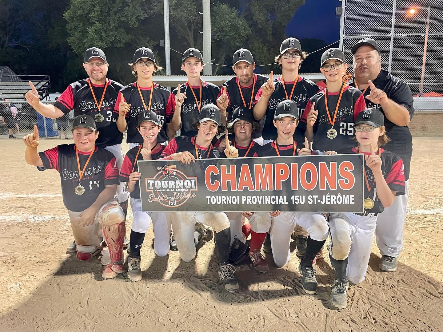 Les Condors Noir 15U A, champions du tournoi provincial de Saint-Jérôme. Photo Facebook Baseball Saint-Hyacinthe