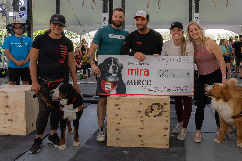 De gauche à droite, Émily Choquette, entraîneur Mira, Jonathan Dubé, copropriétaire de CrossFit Stricken Saint-Hilaire, Nicolas St-Pierre, directeur général de Mira, Sara Pontbriand, responsable aux communications de Mira, et Marilyne Bonenfant, copropriétaire de CrossFit Stricken Saint-Hilaire. Photo Marie-Josée Bastien
