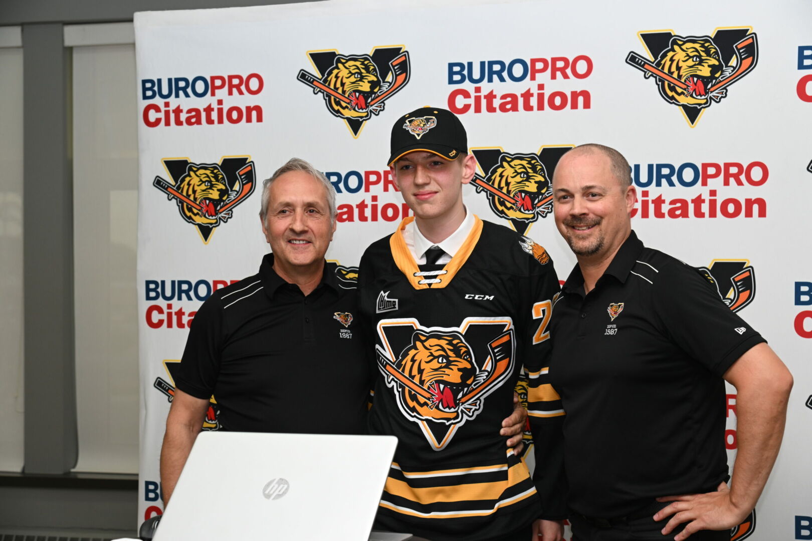 Le gardien de but Gabriel D’Aigle est entouré de Gilles Tremblay et de Kevin Cloutier, respectivement recruteur-chef et directeur général des Tigres de Victoriaville. Photo Tigres de Victoriaville