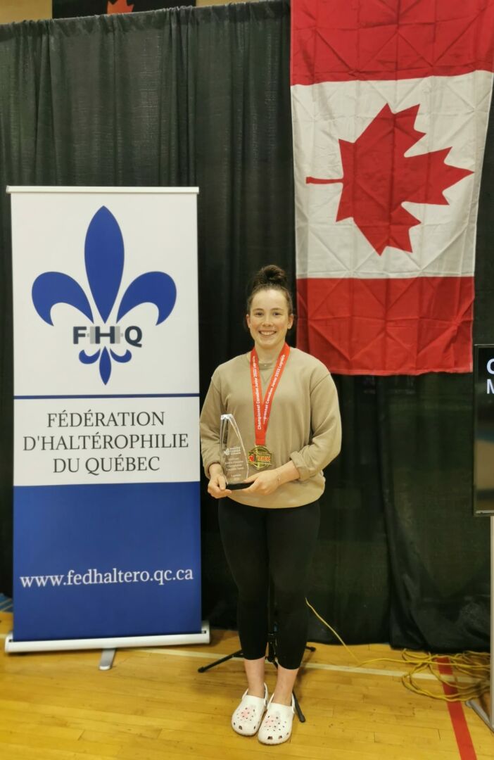 L’haltérophile Charlotte Simoneau a enchaîné les compétitions nationales et internationales ce printemps. Elle a notamment été sacrée championne canadienne junior. Photo tirée de Facebook