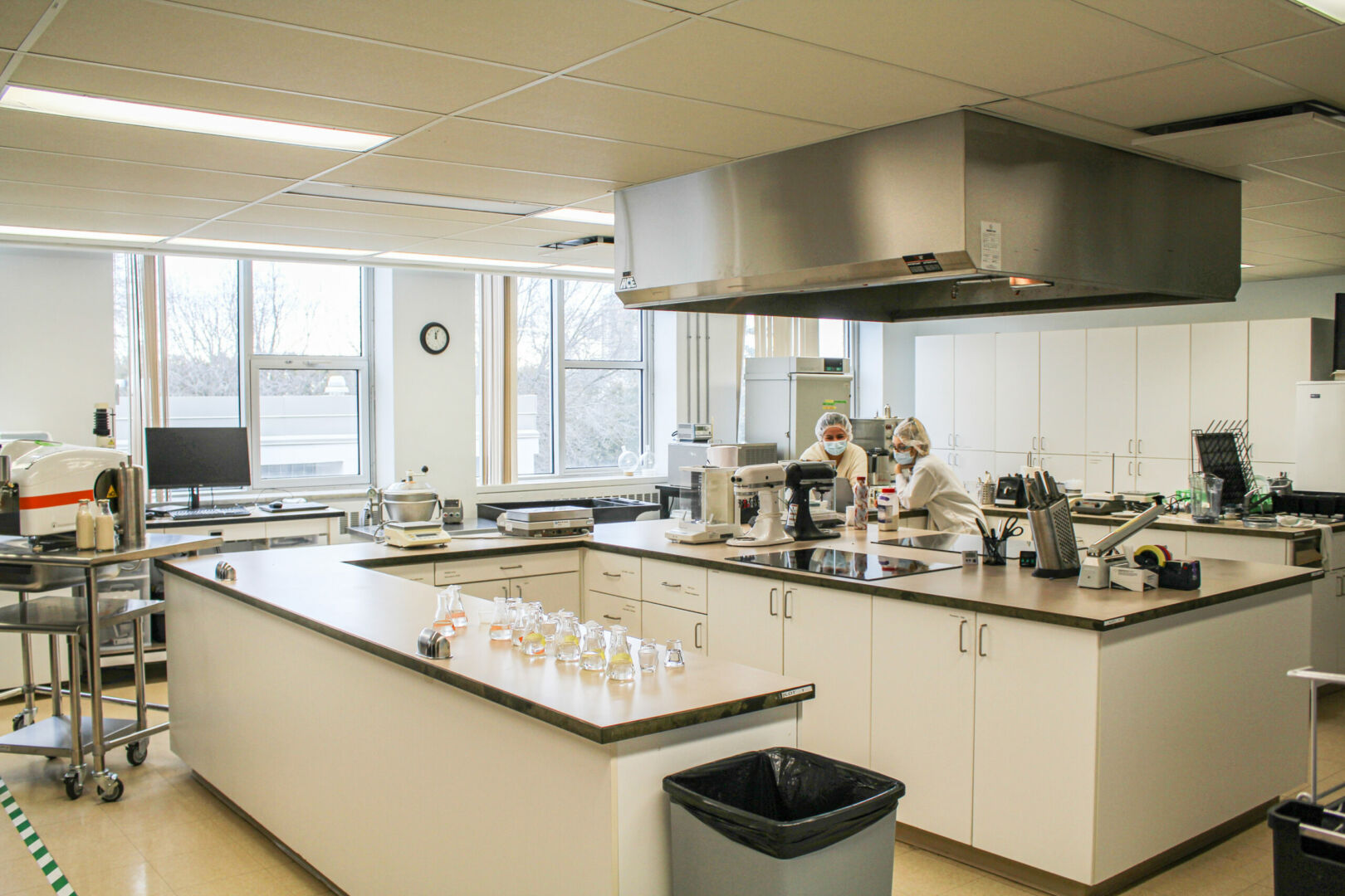 Les laboratoires de Cintech agroalimentaire serviront d’espaces de travail et d’apprentissages pour les entreprises admises au programme de formation. Photo gracieuseté