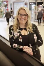 Une femme à la barre des Galeries St-Hyacinthe