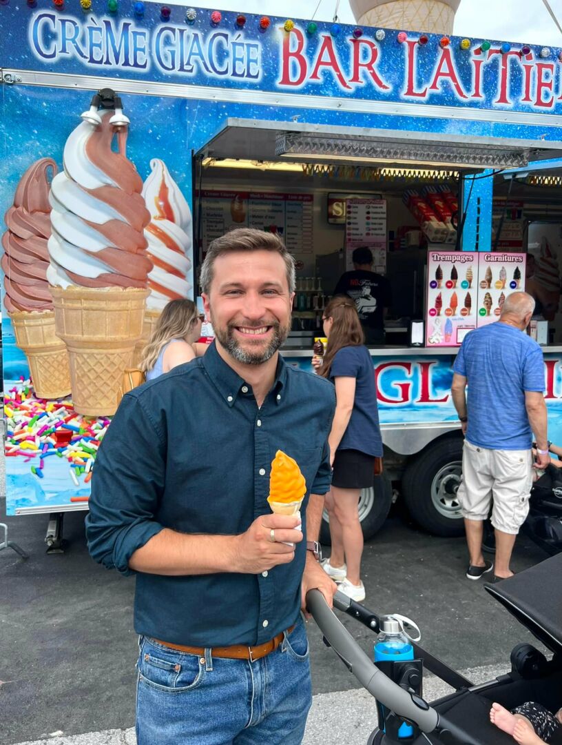 Le porte-parole de Québec solidaire, Gabriel Nadeau-Dubois, a profité de son passage à l‘Exposition agricole pour déguster une bonne crème glacée. Photo gracieuseté