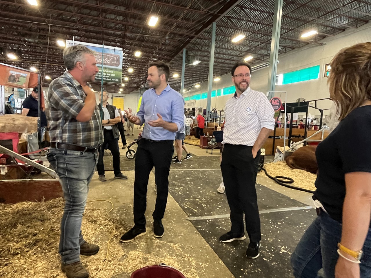 Le chef du Parti québécois, Paul St-Pierre Plamondon, au centre, était accompagné du candidat péquiste local, Alexis Gagné-Lebrun, à droite, lors de sa visite à Saint-Hyacinthe. Photo gracieuseté