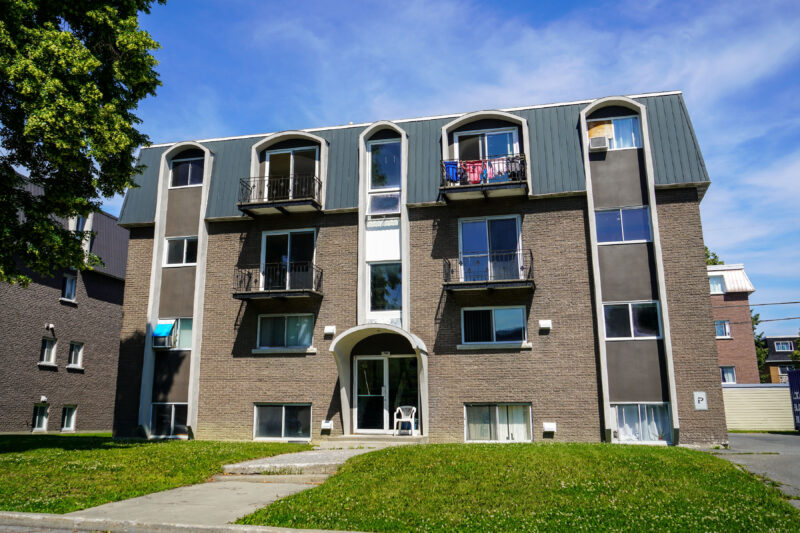 L’un des deux bâtiments concernés par la poursuite, appartenant à la Cité Immobilière, une société de noms collectifs possédant plusieurs immeubles à Saint-Hyacinthe. Photo François Larivière | Le Courrier ©