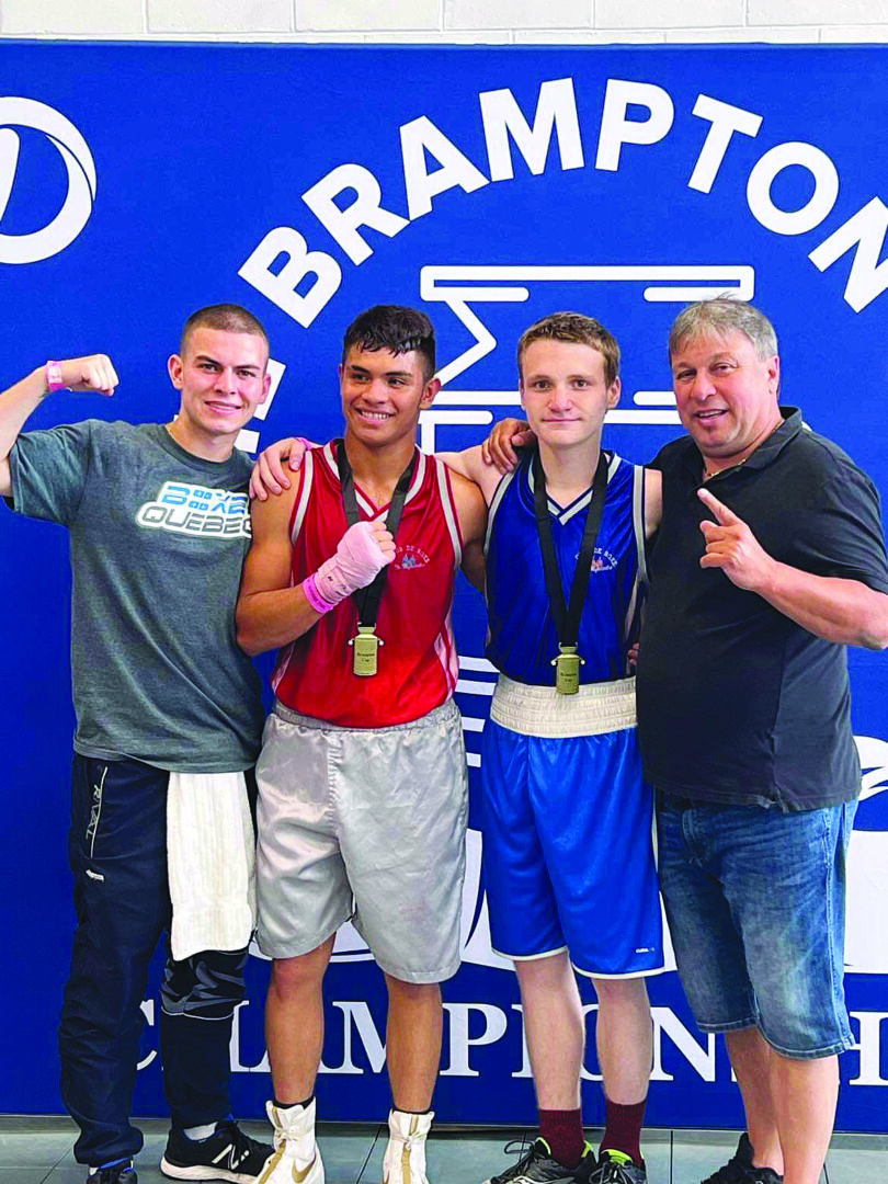 Maicol St-Amour et Félyx Desjardins-Boissonneault, du Club de boxe de Saint-Hyacinthe, ont été dominants à la Brampton Cup, mettant chacun la main sur une médaille d’or. Ils sont entourés des entraîneurs Anthony Seyer et Marc Seyer. Photo gracieuseté