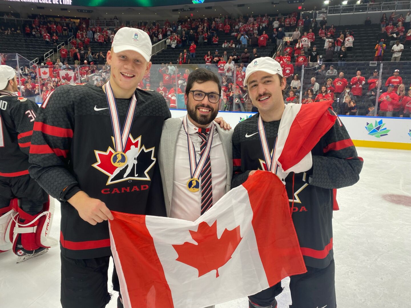 Elliot Desnoyers (à droite) a remporté la médaille d’or du Championnat du monde de hockey junior avec Équipe Canada en compagnie d’un autre ancien joueur des Gaulois, l’attaquant Nathan Gaucher (à gauche), et de l’entraîneur des gardiens de but de la formation maskoutaine M18 AAA, Olivier Michaud (au centre). Photo Facebook Gaulois de Saint-Hyacinthe M18 AAA