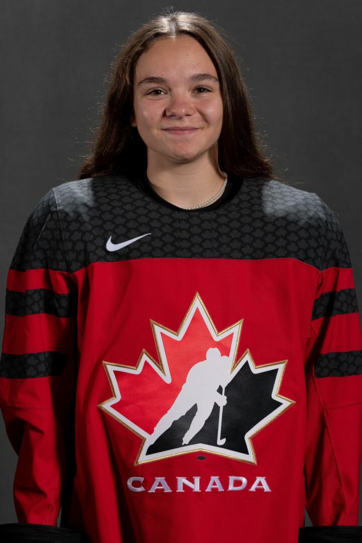 Éloïse Caron a pu revêtir l’uniforme d’Équipe Canada pour la première fois de sa carrière dans le cadre d’une série de trois matchs qui s’est tenue contre les États-Unis à la mi-août. Photo Matt Murnaghan / Hockey Canada Images